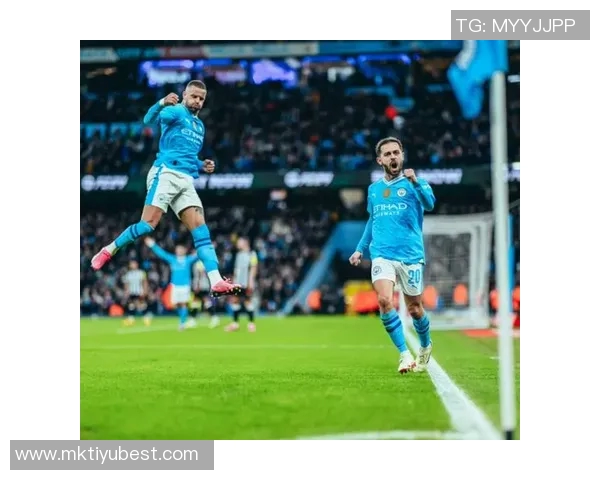 曼城新赛季全家福展现团结精神瓜帅领衔福登与B席并肩作战